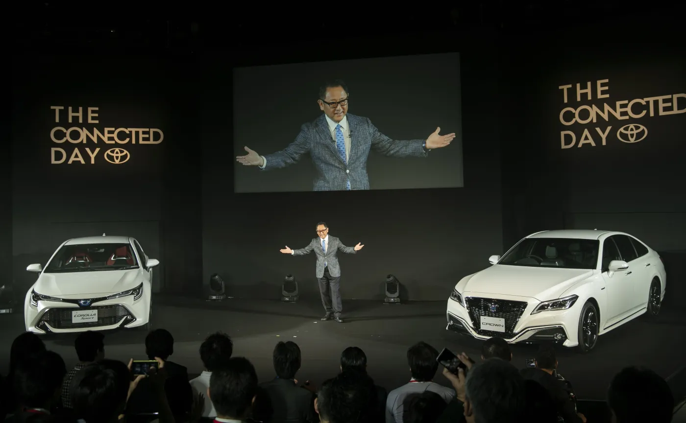 12833174-akio-toyoda-prezydent-toyoty-prezentuje.jpg
