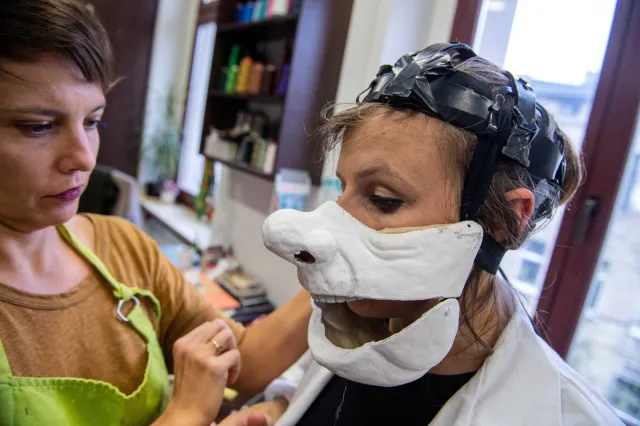 Nietypowe maski w "Przygodach Mikołajka" na scenie Teatru Arlekin w Łodzi