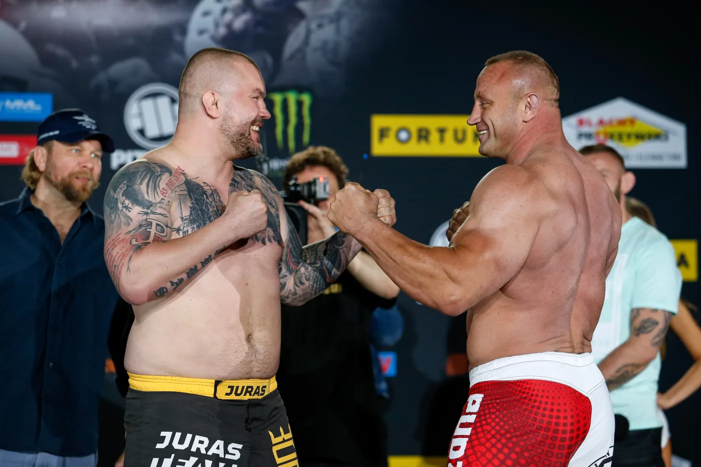 "Pudzian" nokautuje "Jurasa". "Zamknęliśmy pyski klakierom"