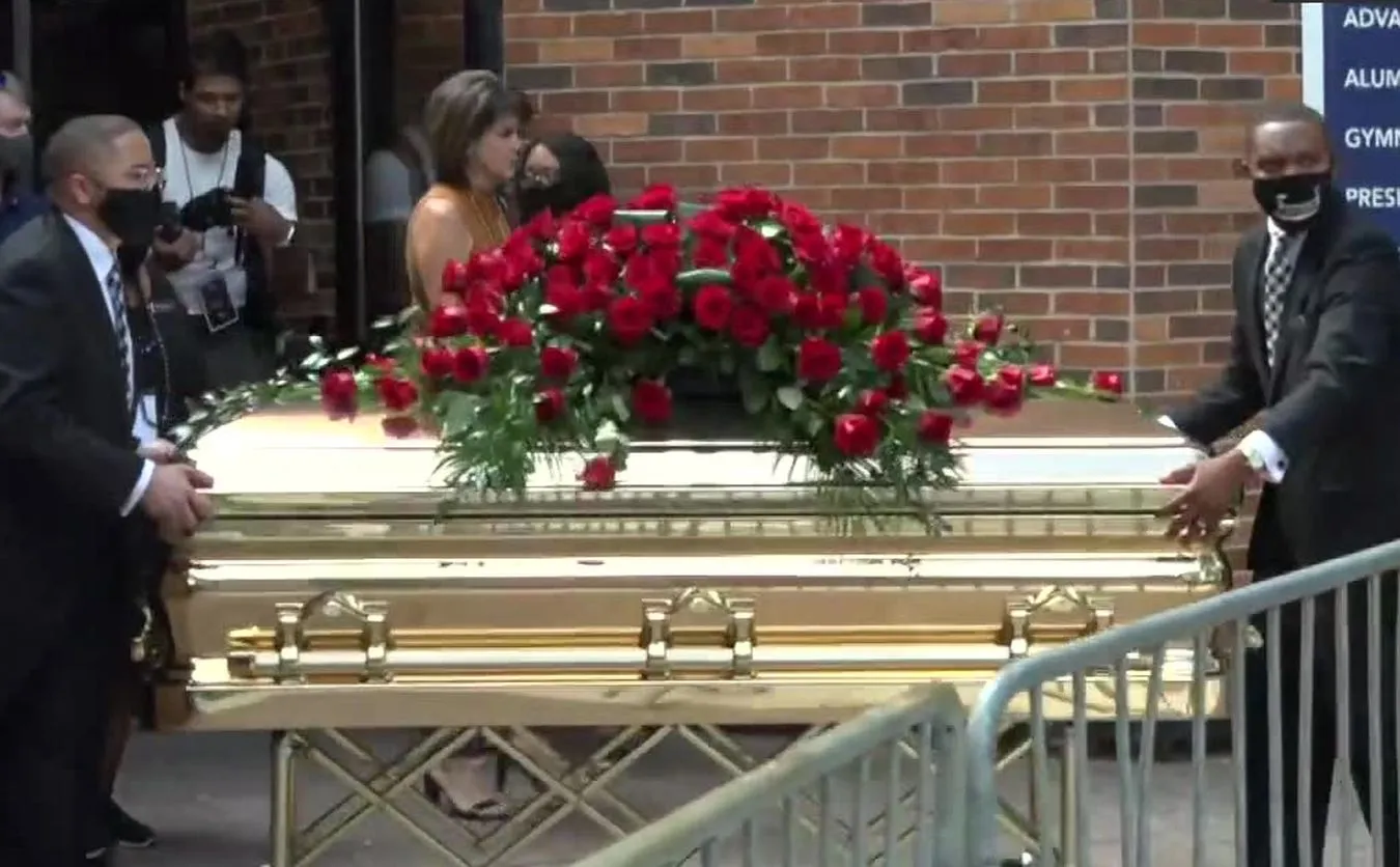Uroczystości żałobne George'a Floyda.  Szef miejskiej policji uklęknął przed konduktem [WIDEO]