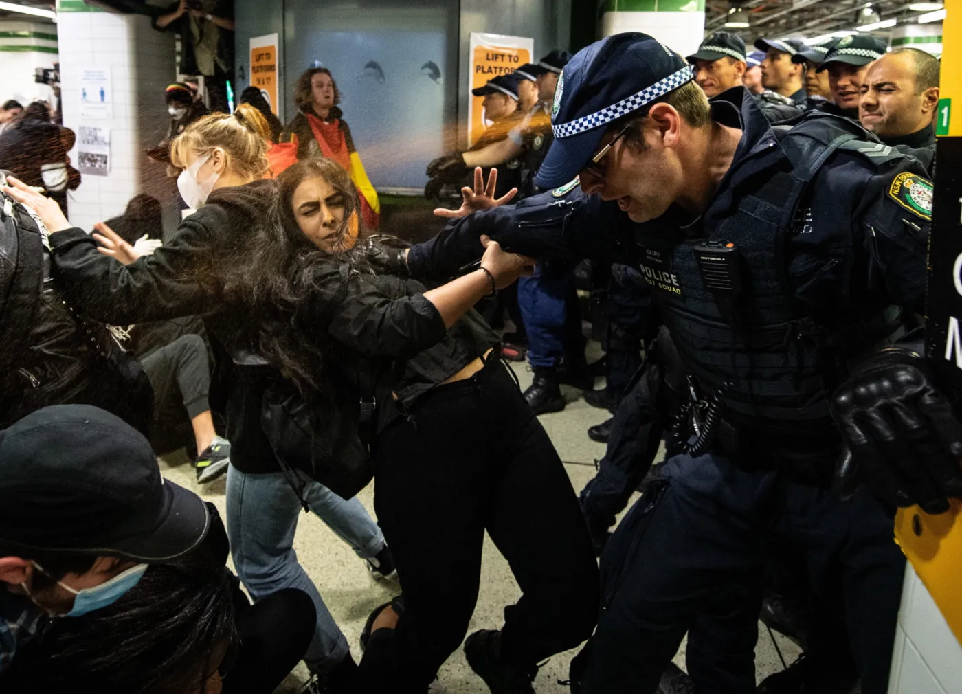 Dantejskie sceny w Australii. Policja użyła gazu przeciw demonstrantom