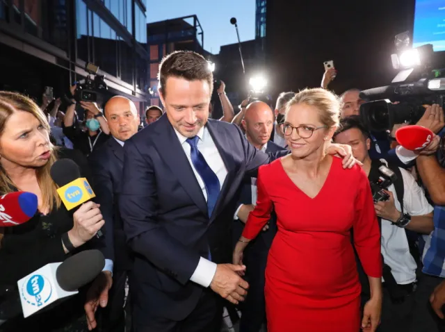 Jak odróżnić Trzaskowskiego od Dudy? "W programach wiele zbieżnych punktów"