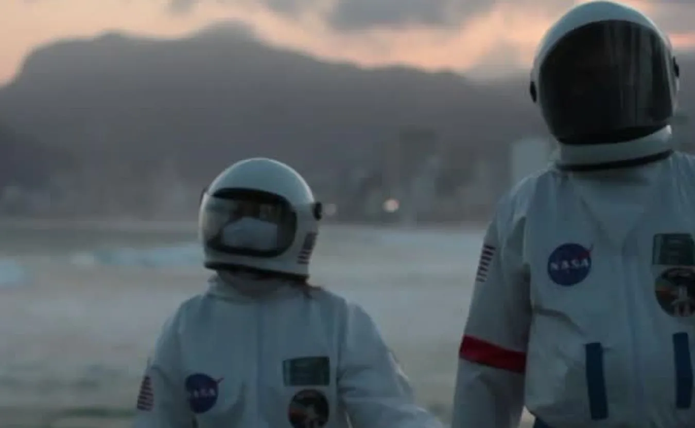 Para emerytów z Brazylii chroni się przed koronawirusem kostiumami astronautów