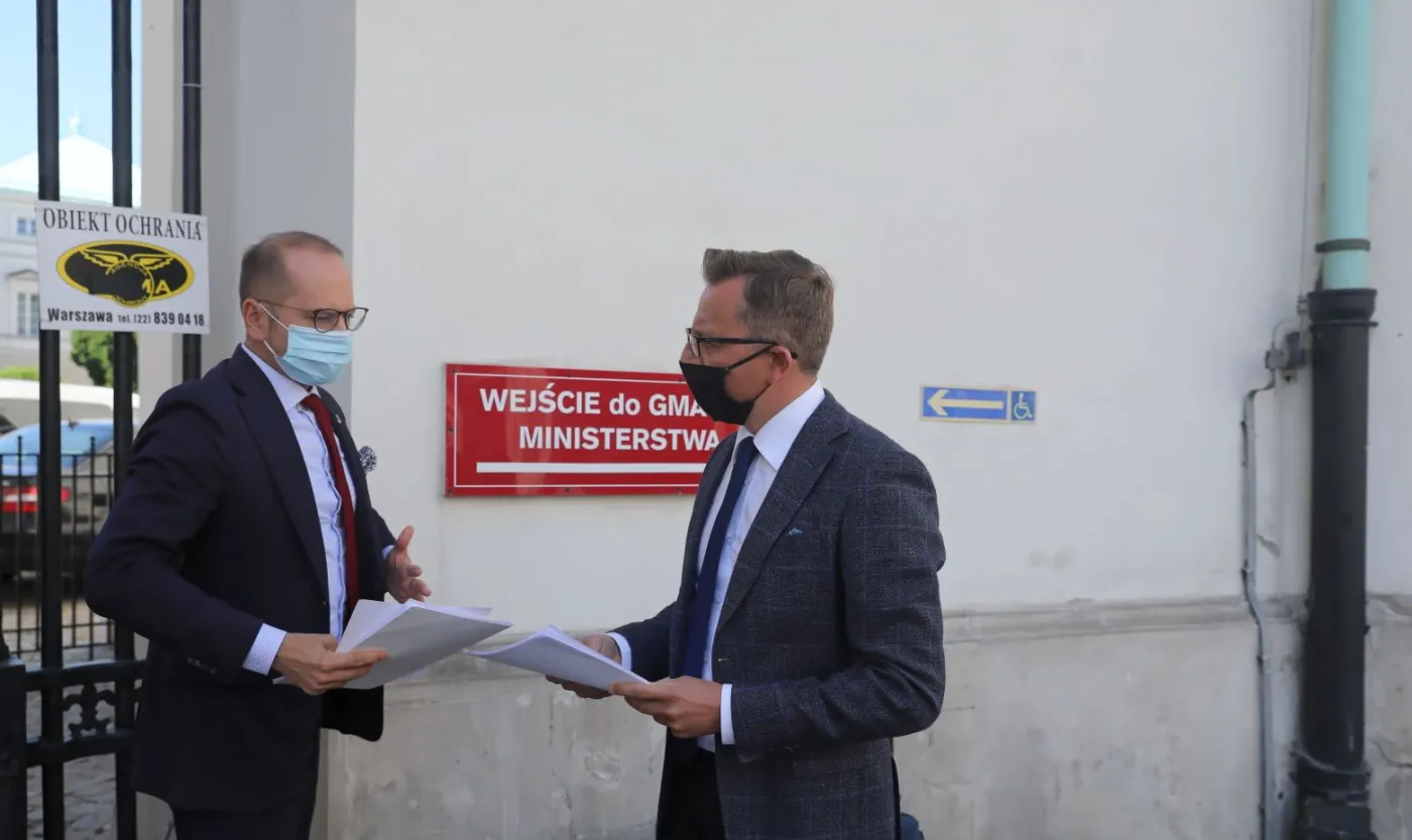 Grube miliony złotych. Posłowie KO wyliczyli manko po rządach Szumowskiego