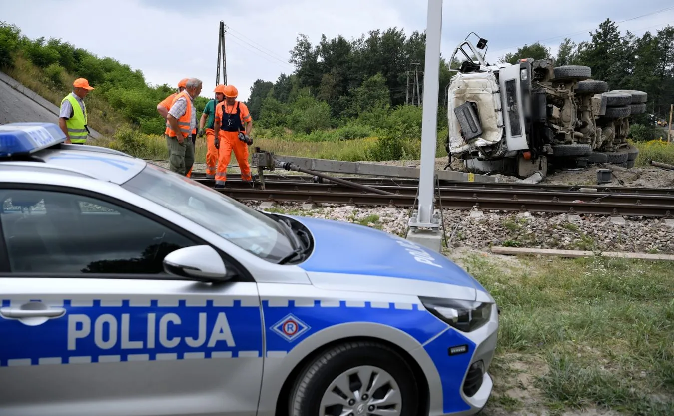 Ciężarówka zderzyła się z pociągiem. Kierowca auta zginął na miejscu