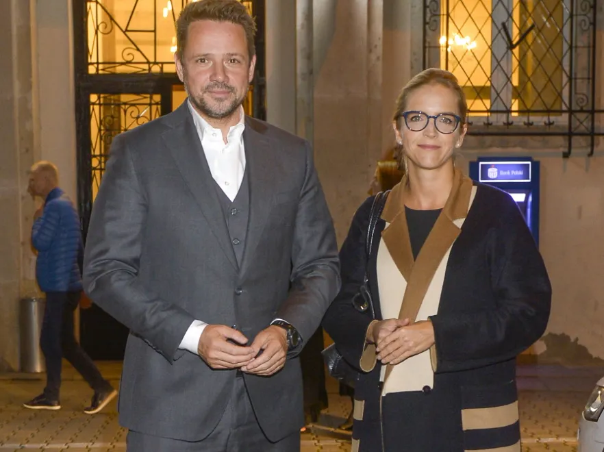 Look z górnej półki: Mistrzowska stylizacja Małgorzaty Trzaskowskiej na premierze teatralnej. FOTO