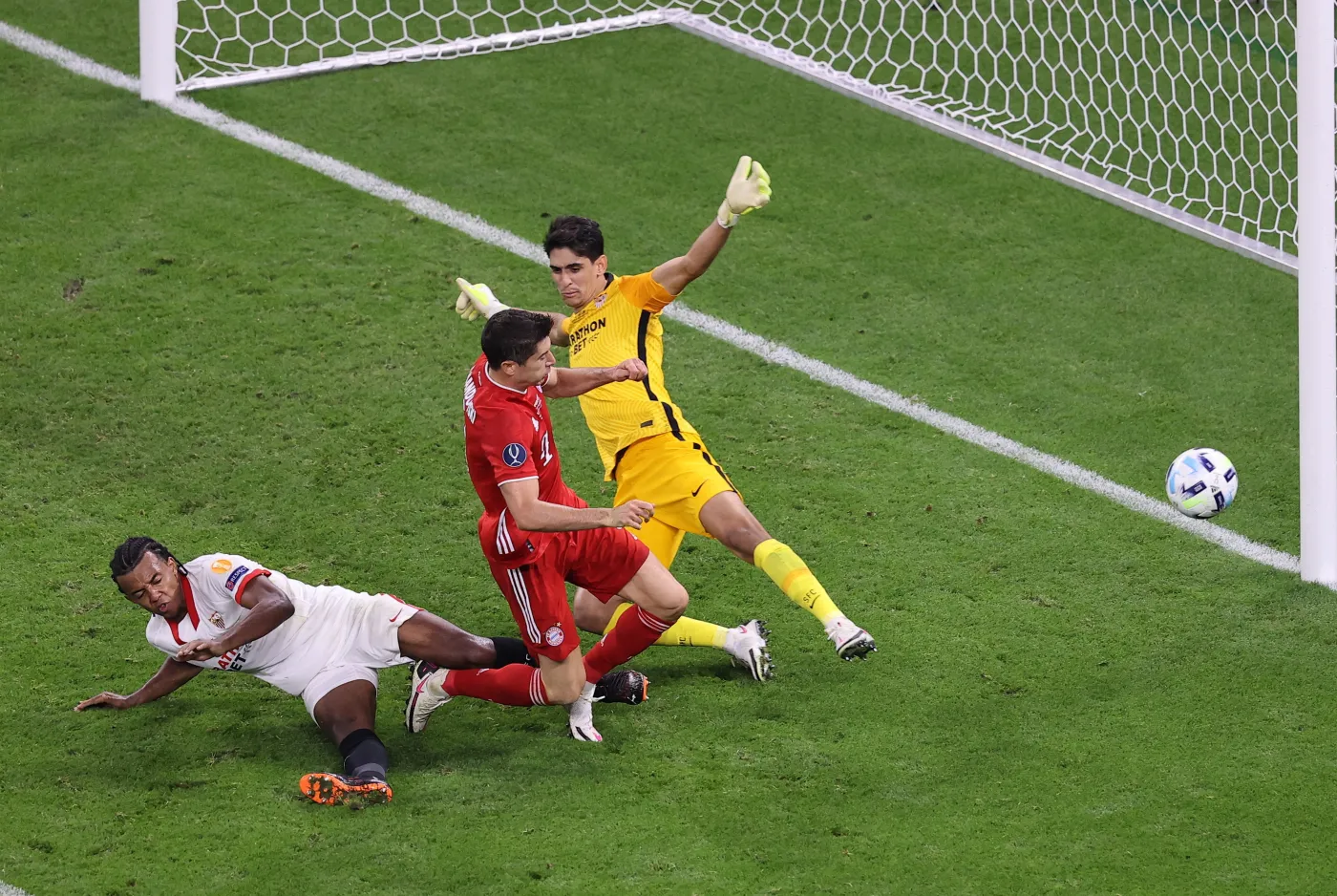 Robert Lewandowski, Jules Kounde i Bono