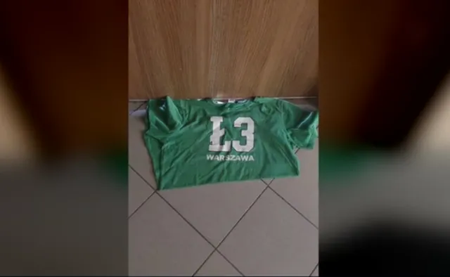 Koszulka Legii Warszawa służyła jako wycieraczka poznańskim policjantom [WIDEO]