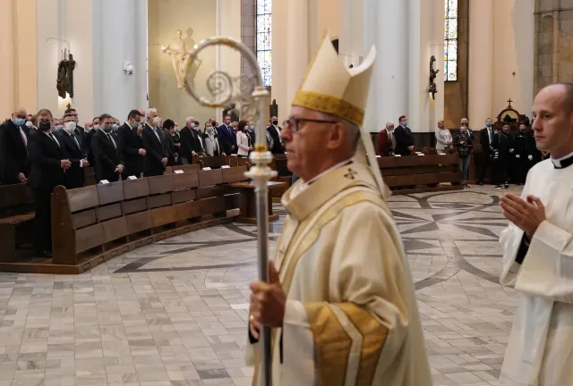 Abp Wiktor Skworc z koronawirusem. "Przebywa aktualnie w izolacji"