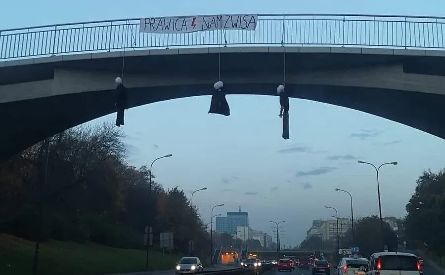 Kukły wisielców nad Trasą Łazienkowską. "Prawica nam zwisa"