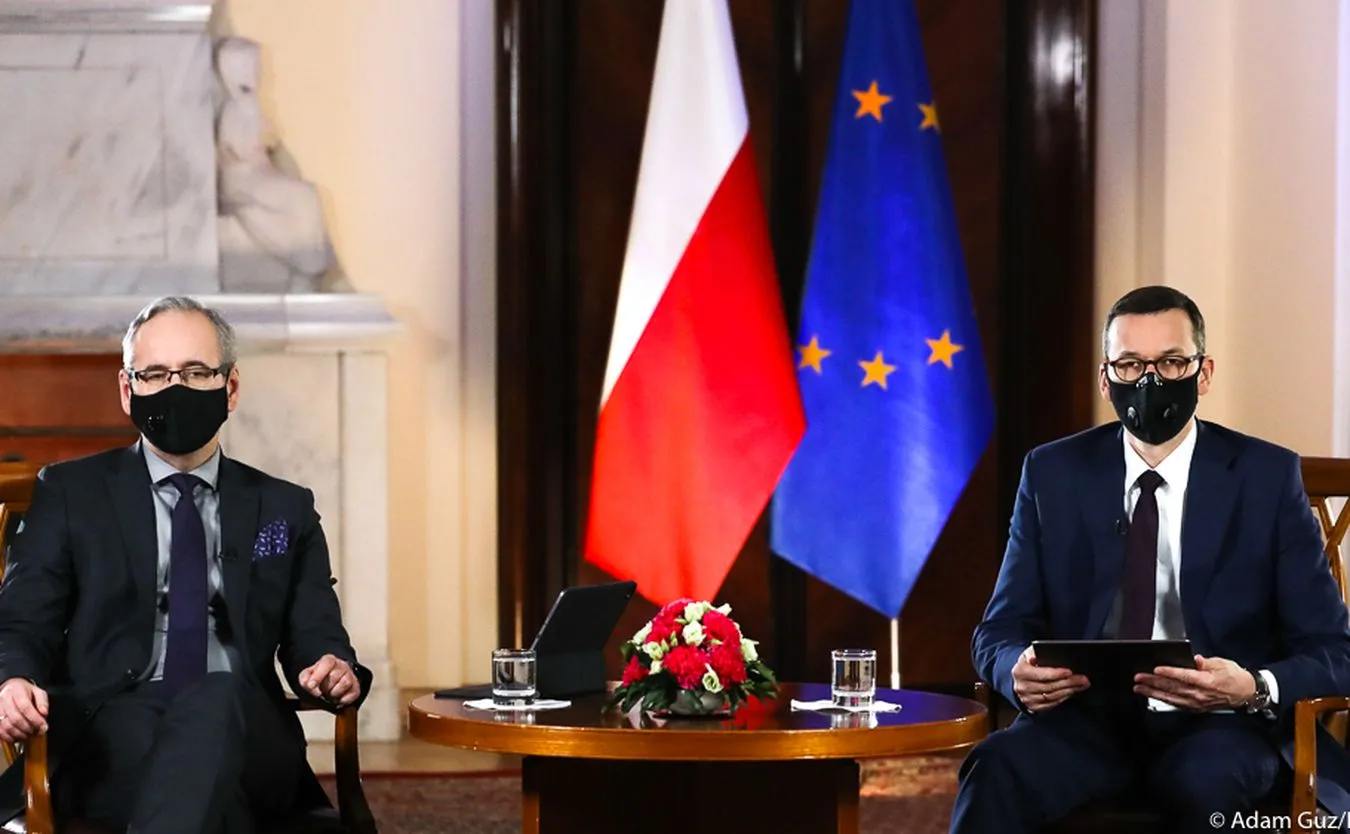 Co ze Świętami i Sylwestrem? Morawiecki i Niedzielski odpowiadali na pytania internautów