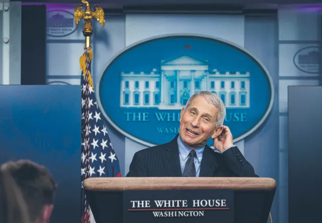 Koronawirus wytworem naukowców? Burza wokół eksperta Białego Domu