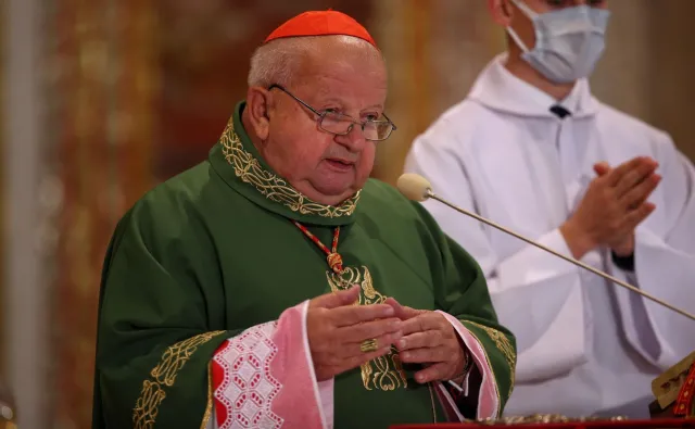 Watykan potwierdził wizytę w sprawie kard. Dziwisza