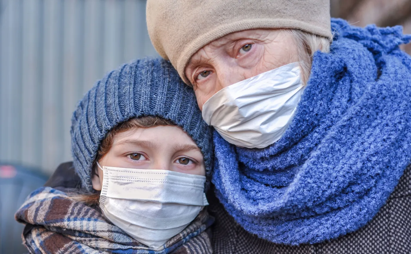 Starsza kobieta z dzieckiem, w maseczkach