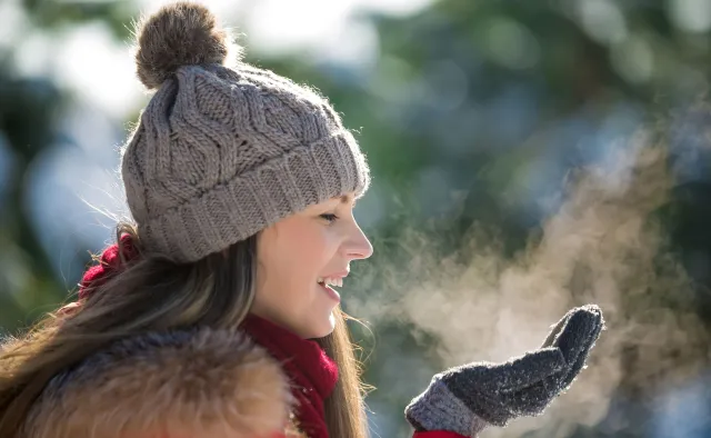 Czy klimat i pogoda odpowiadają za zimowe ogniska COVID-19? Naukowcy sprawdzili