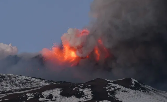 Etna ciągle aktywna. Z wulkanu wydobywa się gęsty słup dymu i popiołu