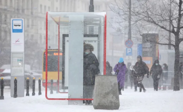 Reporter TVN24 i Białorusin pchają autobus. Nagranie hitem internetu