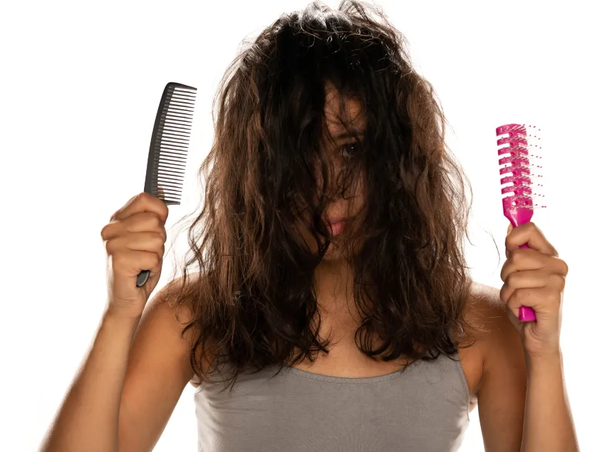 Puszenie się włosów to nie tylko problem estetyczny. Co może oznaczać i jak go rozwiązać?