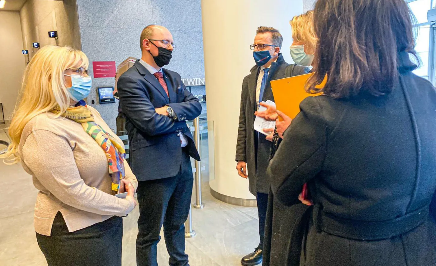 Komisja ds. pedofilii. Posłowie niewpuszczeni na kontrolę. "GW" pisze o bizancjum i zarobkach