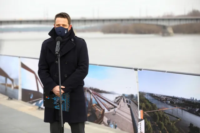 Prezydent Warszawy po pobycie w szpitalu w związku z COVID-19 jest już w domu