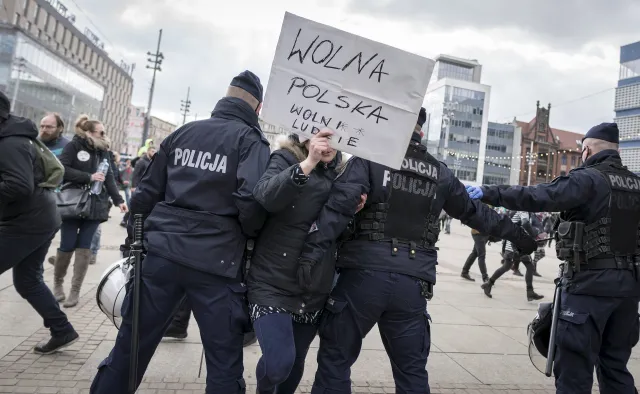 Demonstracja "antycovidowców" w Katowicach. Mandaty, zatrzymania i wnioski do sądu