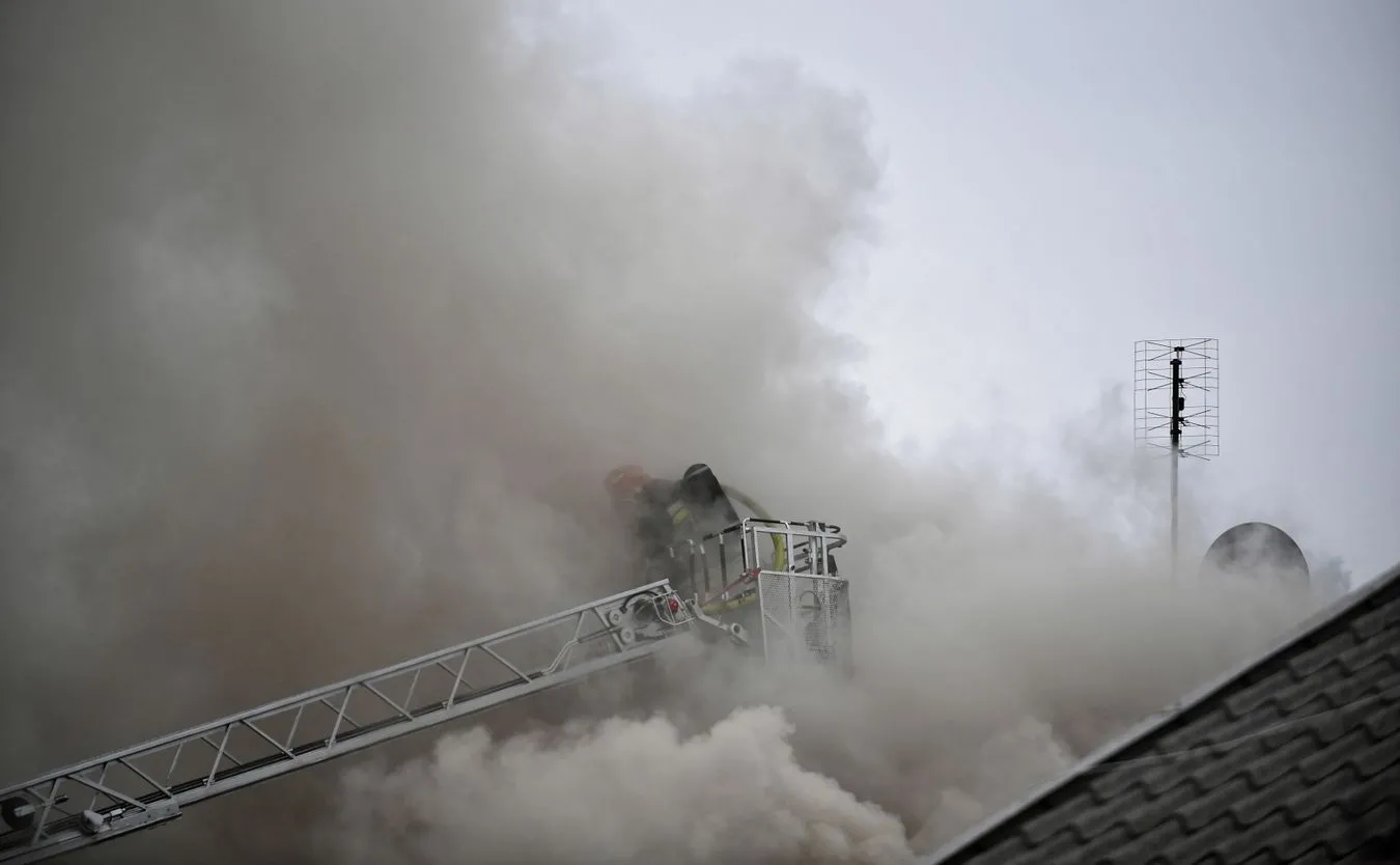 Pożar domu w Łomiankach. Z ogniem walczy dziewięć zastępów straży