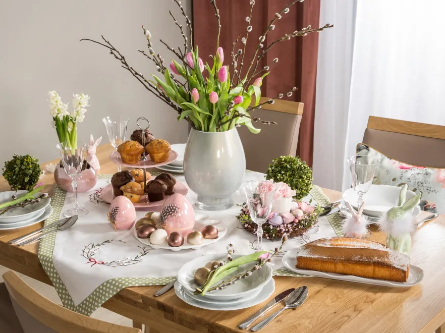 Sztuka czarowania: TAKIE dekoracje warto postawić na wielkanocnym stole, żeby zachwycał