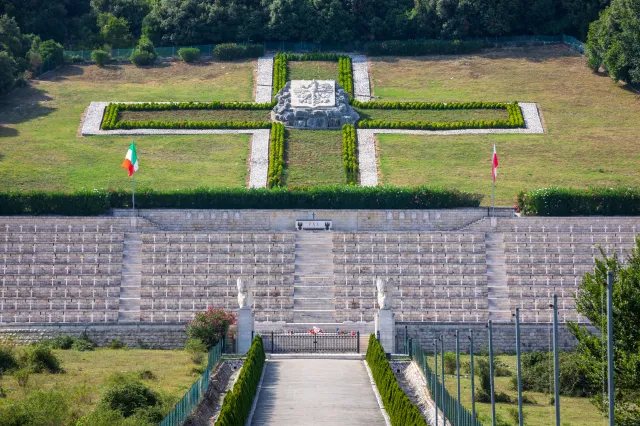 Wieńce z sierpem i młotem na Monte Cassino. Ambasada reaguje