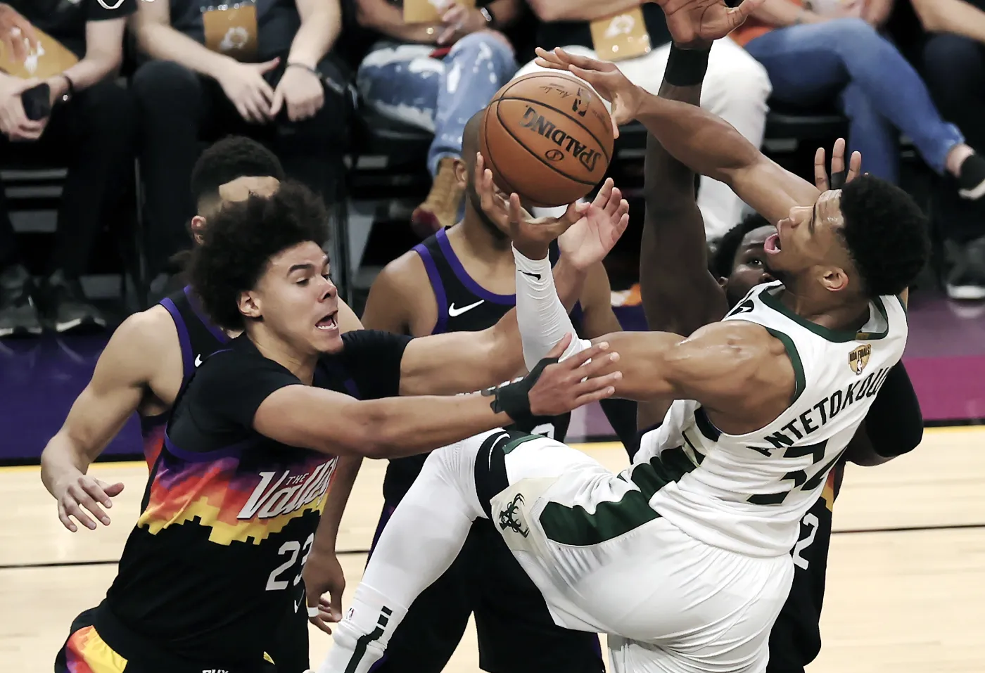 Giannis Antetokounmpo i Cameron Johnson