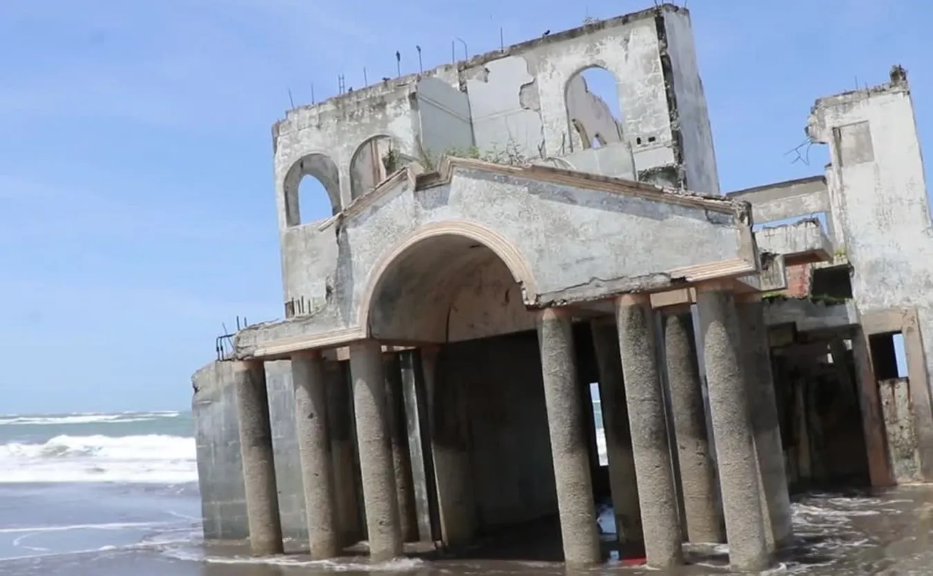 Tajemnicza willa wyrzucona przez morze na plaży w Salwadorze