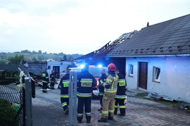 Burze nad Polską. Trąba powietrzna, połamane drzewa i linie energetyczne. Jedna osoba ranna