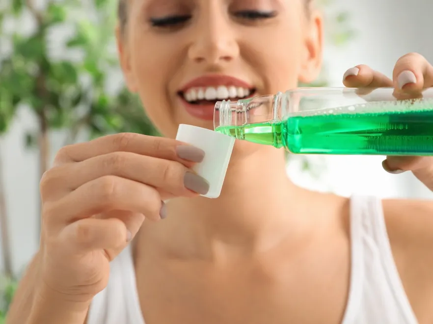 Leczniczy, kosmetyczny, a może... żaden? Stomatolog radzi, kiedy i jakiego płynu do płukania jamy ustnej używać