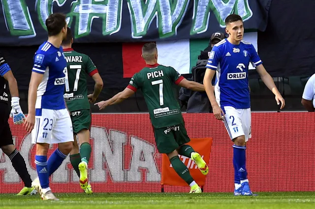 Pich wykorzystał dwie "jedenastki". Śląsk goni Lecha [WIDEO]