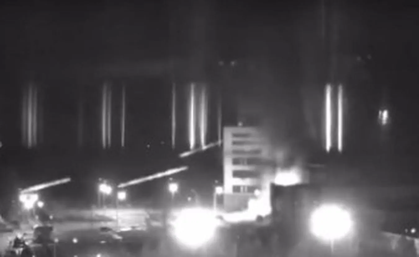 Elektrownia atomowa w Zaporożu w rękach Rosjan. Wcześniej została ostrzelana, wybuchł pożar