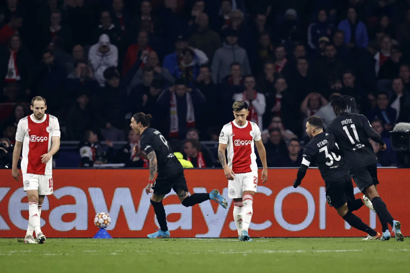 Niespodzianka w Amsterdamie. Skuteczna do bólu Benfica gra dalej [WIDEO]