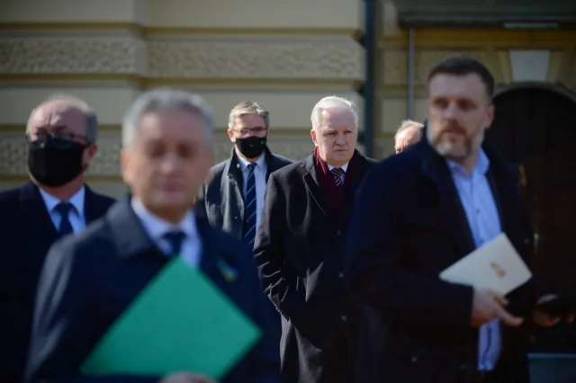 "Dla Polaków rozwiązania ustawowe, a dla oligarchów zmiana konstytucji? Wara!"