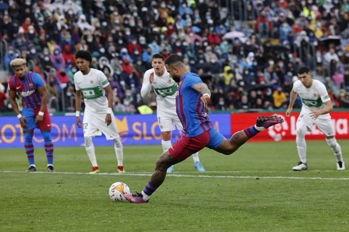Męczarnie Barcelony z Elche. Depay huknął ile sił w nodze [WIDEO]