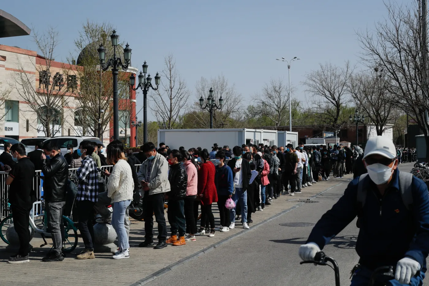 Kolejka do punktu testowania w Pekinie