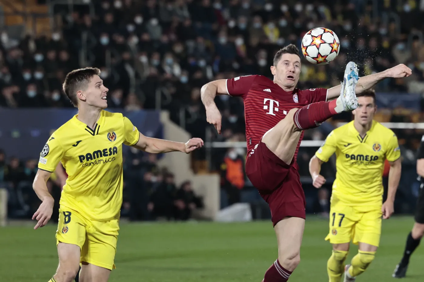 Lewandowski pożegna się z Ligą Mistrzów? Bayern ma szczęście, że przegrał tylko 0:1 [WIDEO]