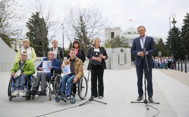 Niepełnosprawni niewpuszczeni do Sejmu na konferencję Tuska i Hartwich? Oburzenie opozycji