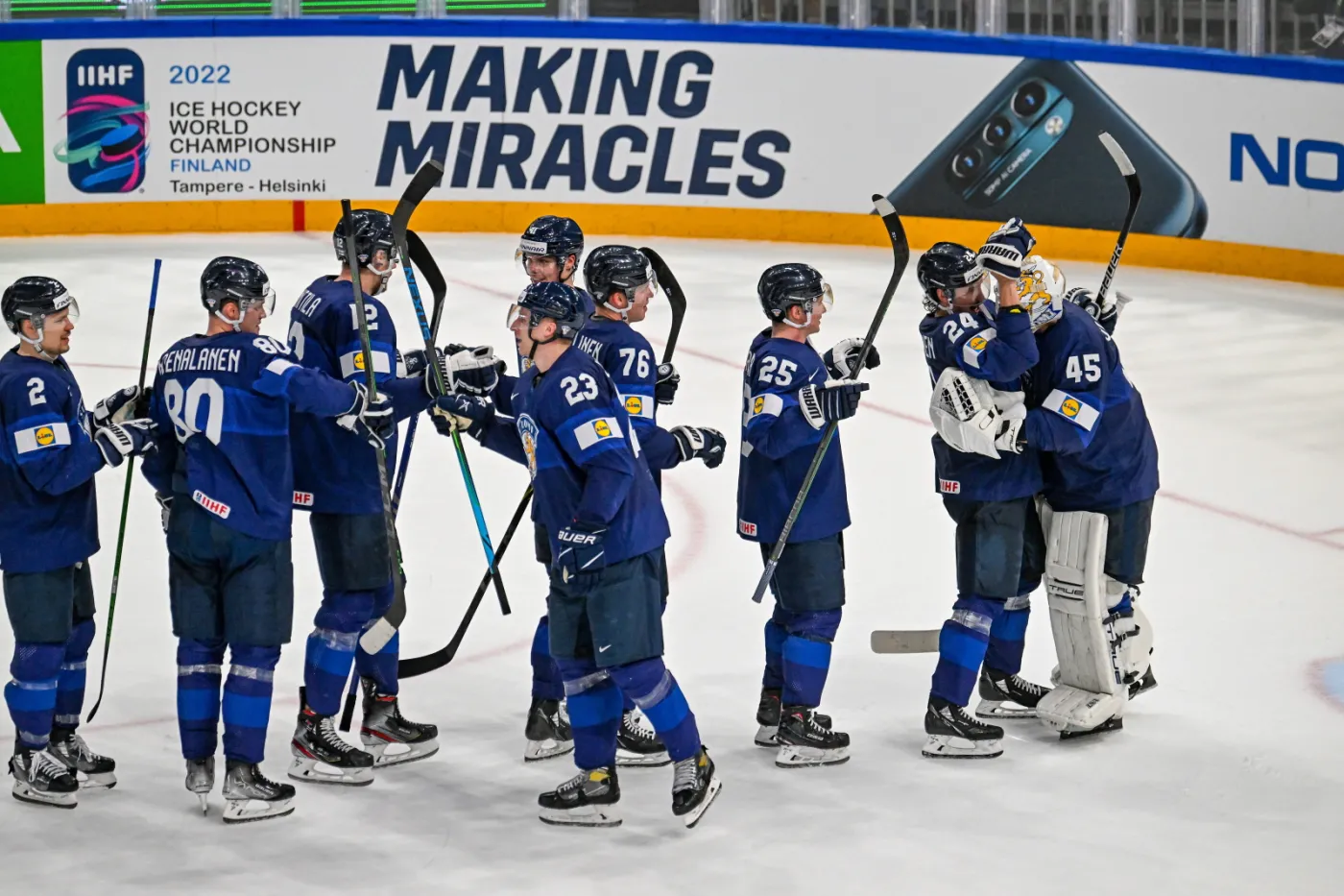 Finowie i Amerykanie uzupełnili grono półfinalistów hokejowych MŚ