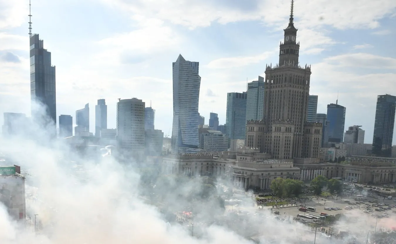 Marsz Powstania Warszawskiego przeszedł przez stolicę. Centrum miasta spowite dymem z rac