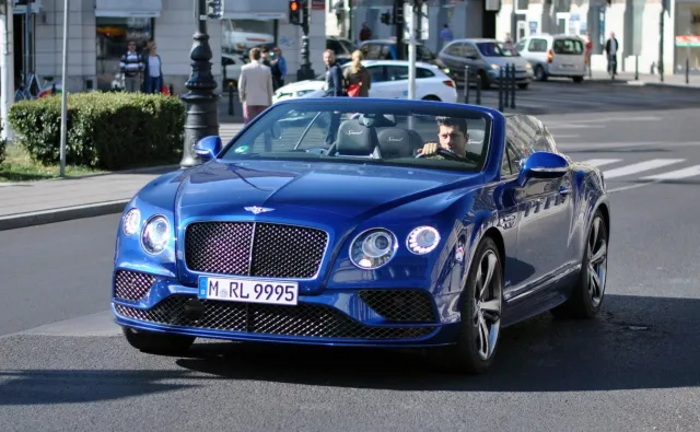 Robert Lewandowski przyłapany w Warszawie. Nowy samochód to bentley continental GT speed convertible [MAMY FOTO]