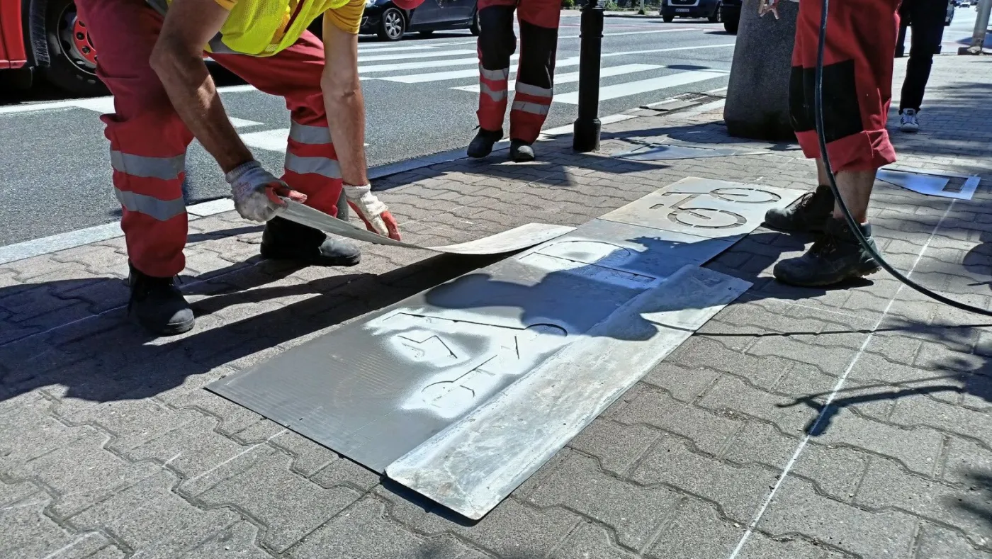 strefa-parkowania-elektrycznych-hulajnog-37521690.jpg