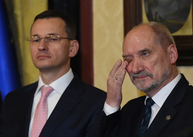 Morawiecki o Macierewiczu: Powinien dostać medal, a nie ponieść odpowiedzialność za raport