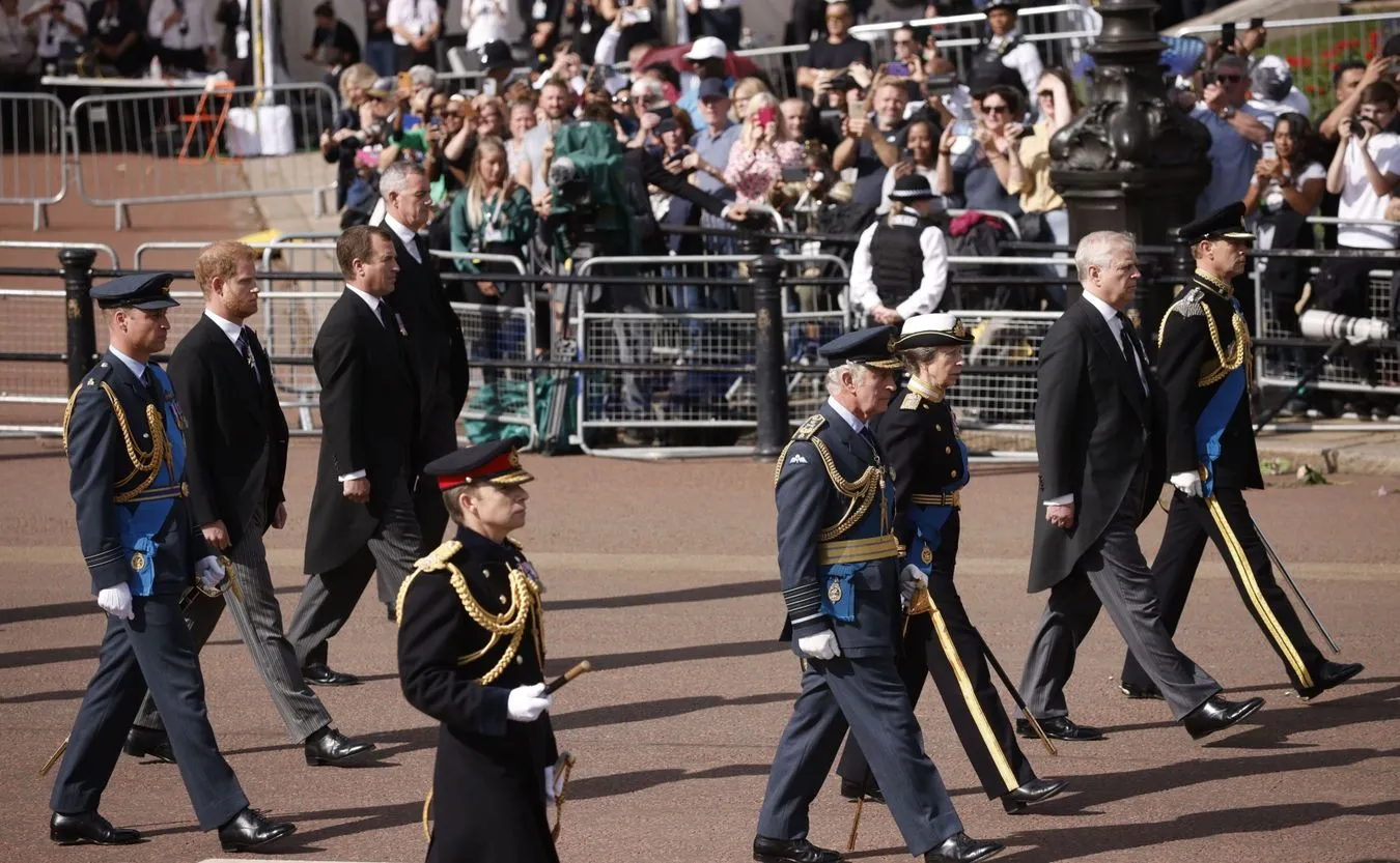 Tak Londyn żegna królową Elżbietę II. Zabił Big Ben i oddano salut armatni [GALERIA]
