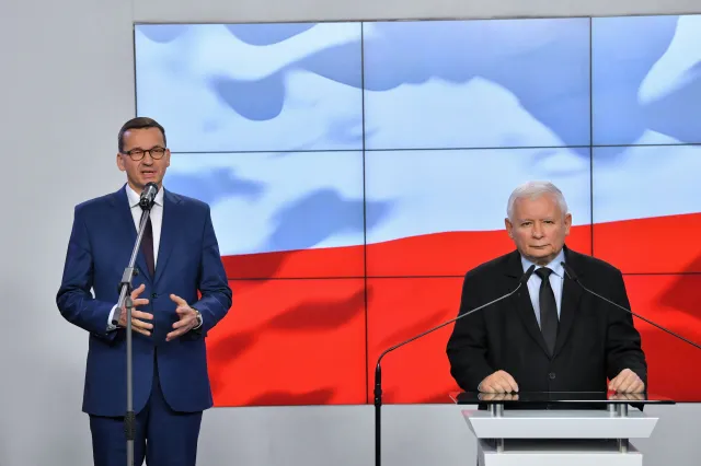 "Kto przytulał się do Putina w dniu katastrofy smoleńskiej?". Kaczyński i Morawiecki biją w Tuska