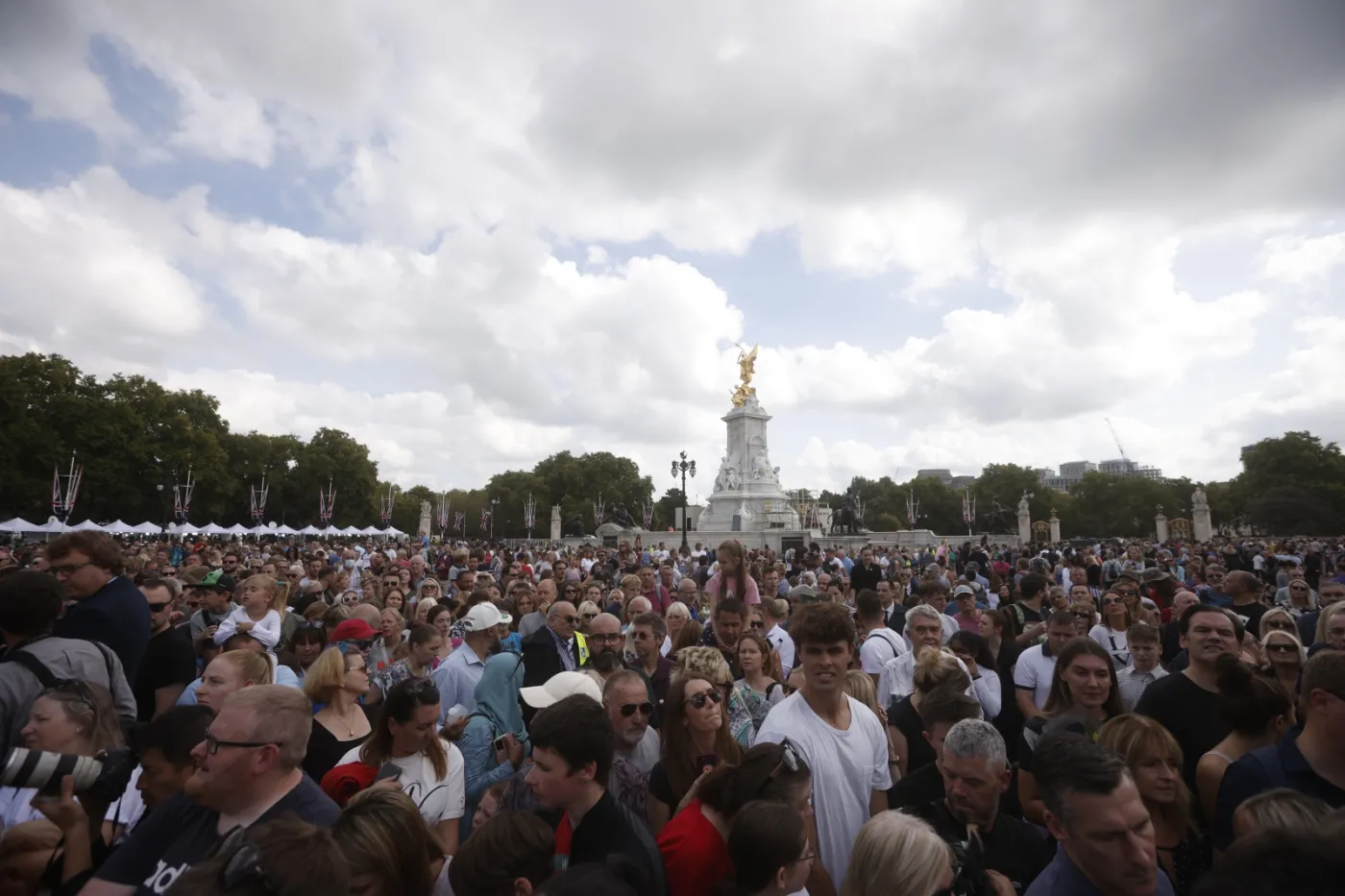 Codziennie po 2 mln ludzi na ulicach Londynu. Aż do dnia pogrzebu królowej