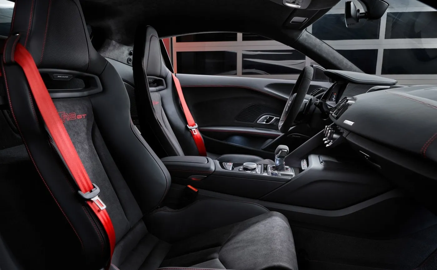7-audi-r8-coupe-v10-gt-rwd-2023-1600-75-37581553.jpg