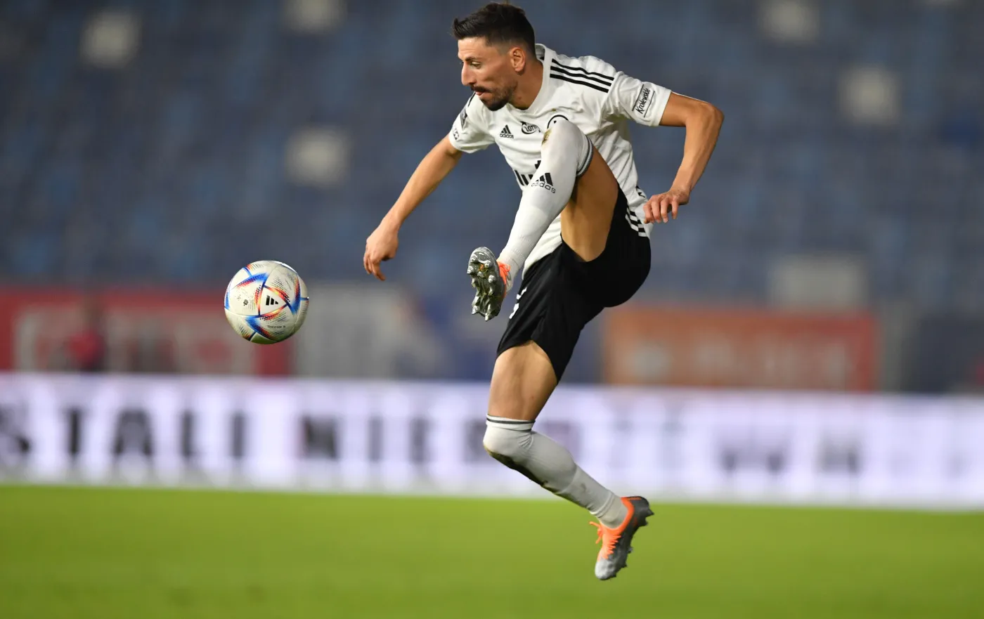 Zawodnik Legii Warszawa Filip Mladenovic